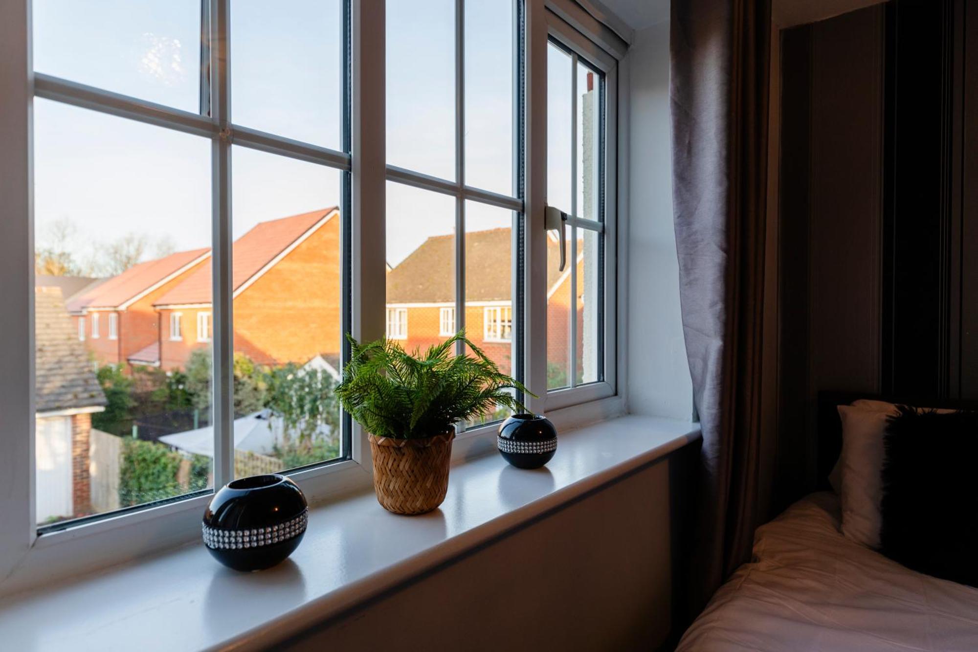 Chichester Retreat House With Free Parking Bagian luar foto